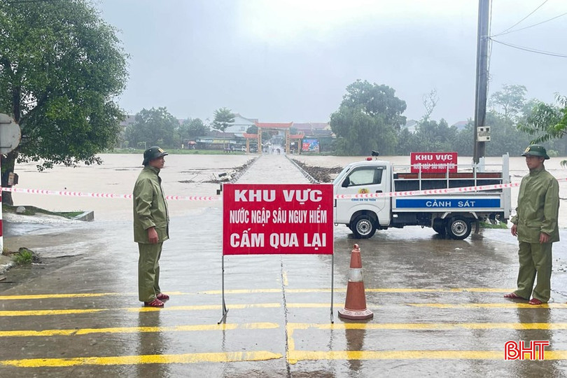 Cắm biển cảnh báo, canh gác không để người và các phương tiện qua lại cầu tràn Phố Giang. Ảnh: Ánh Dương Không có tiêu đề.jpg