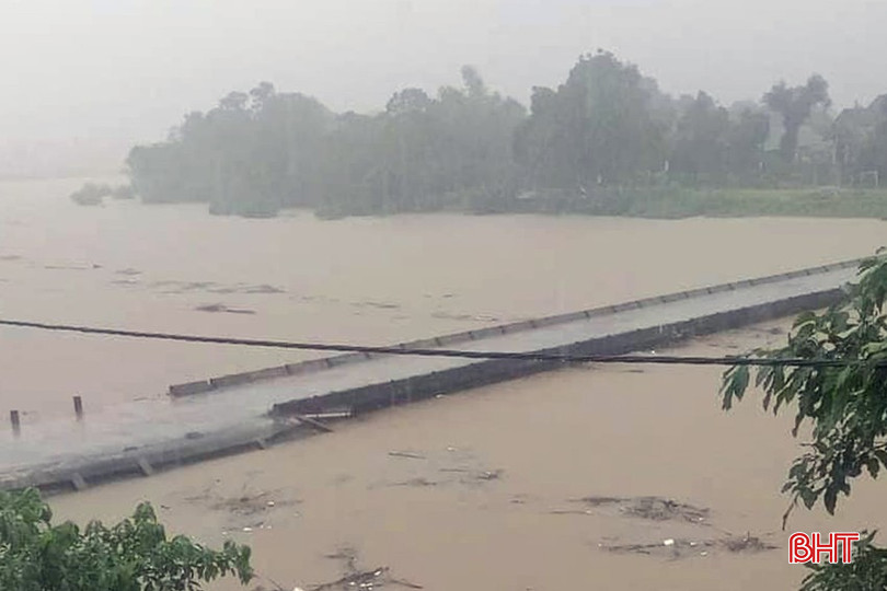 Lũ trên sông Ngàn Phố qua thị trấn Phố Châu (Hương Sơn) đã lên trên mức báo động 2. Ảnh: Ánh Dương Không có.jpg