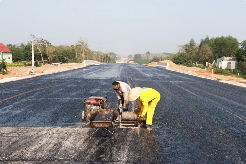 Công nhân chuẩn bị cho việc thảm nhựa mặt đường cao tốc Vạn Ninh-Cam Lộ vào dịp giáp Tết đoạn qua huyện Vĩnh Linh, tỉnh Quảng Trị. (Ảnh: Nguyên Lý/TTXVN). screenshot-2025-01-26-at-11-58-48-thu-tuong-chi-dao-ho-tro-nguoi-lao-dong-lam-viec-tren-cong-truong-dip-tet-vietnam-vietnamplus.png
