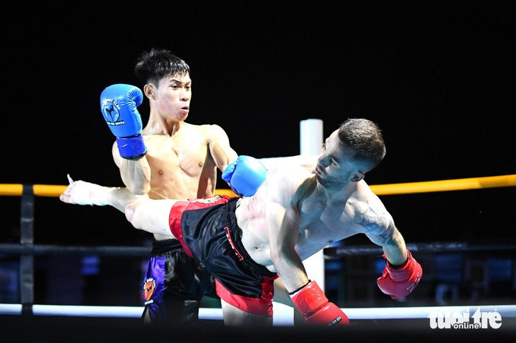 Trận đấu Muay Thái giữa võ sĩ người Ý và võ sĩ người Bình Định diễn ra hấp dẫn - Ảnh: LÂM THIÊN Trận đấu Muay Thái giữa võ sĩ người Ý và võ sĩ người Bình Định diễn ra hấp dẫn - Ảnh: LÂM THIÊN