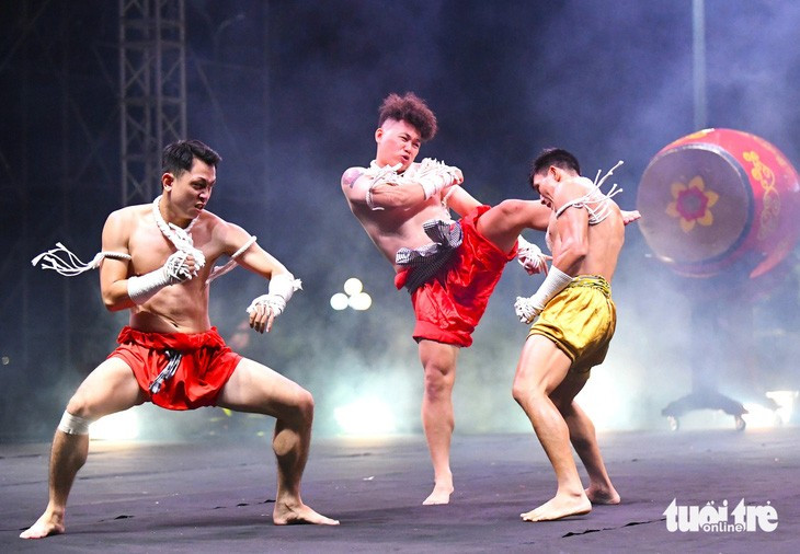 Độc cô cầu bại - Nguyễn Trần Duy Nhất (quần vàng) biểu diễn Muay Thái tại đêm trình diễn võ thuật quốc tế ở Bình Định - Ảnh: LÂM THIÊN Độc cô cầu bại - Nguyễn Trần Duy Nhất (quần vàng) biểu diễn Muay Thái tại đêm trình diễn võ thuật quốc tế ở Bình Định - Ảnh: LÂM THIÊN