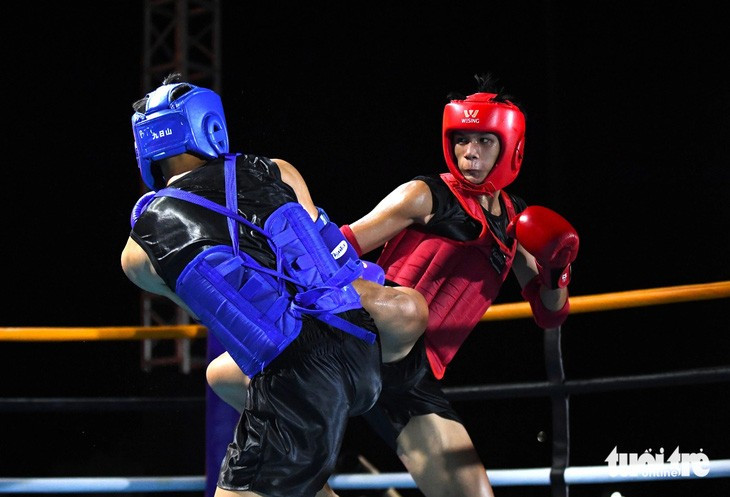 Các võ sĩ môn Kickboxing thi đấu cống hiến - Ảnh: LÂM THIÊN Các võ sĩ môn Kickboxing thi đấu cống hiến - Ảnh: LÂM THIÊN