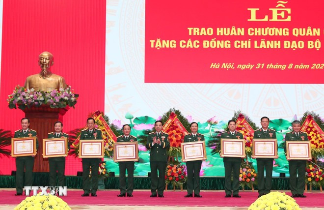 Đại tướng Phan Văn Giang, Ủy viên Bộ Chính trị, Phó Bí thư Quân ủy Trung ương, Bộ trưởng Bộ Quốc phòng trao Huân chương Quân công hạng Nhất, hạng Nhì cho các đồng chí lãnh đạo Bộ Quốc phòng. (Ảnh: Trọng Đức/TTXVN) Đại tướng Phan Văn Giang, Ủy viên Bộ Chính trị, Phó Bí thư Quân ủy Trung ương, Bộ trưởng Bộ Quốc phòng trao Huân chương Quân công hạng Nhất, hạng Nhì cho các đồng chí lãnh đạo Bộ Quốc phòng. (Ảnh: Trọng Đức/TTXVN)