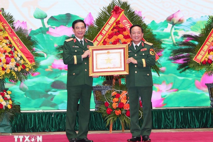 Đại tướng Trịnh Văn Quyết, Bí thư Trung ương Đảng, Ủy viên Thường vụ Quân ủy Trung ương, Chủ nhiệm Tổng cục Chính trị Quân đội Nhân dân Việt Nam trao Huân chương Quân công hạng Nhất cho Đại tướng Phan Văn Giang, Ủy viên Bộ Chính trị, Phó Bí thư Quân ủy Trung ương, Bộ trưởng Bộ Quốc phòng. (Ảnh: Trọng Đức/TTXVN). ttxvn-trao-huan-chuong-cho-cac-d.jpg