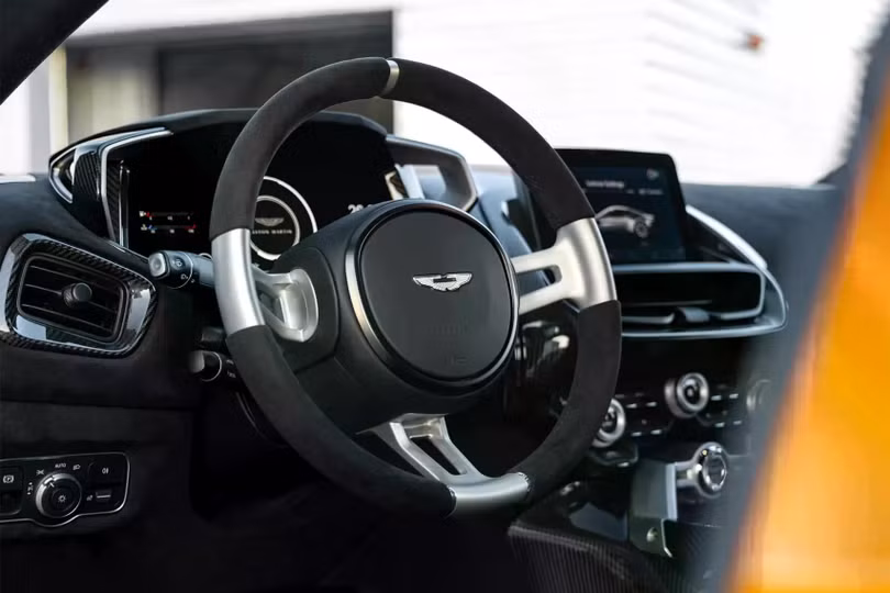 Nội thất Aston Martin Valiant thừa hưởng một số đường nét thiết kế từ mẫu Vantage 2018, nhưng đã được tinh chỉnh để mang đậm phong cách cổ điển bằng hợp kim nhôm, thể hiện rõ qua vô lăng tối giản, không tích hợp phím chức năng.
