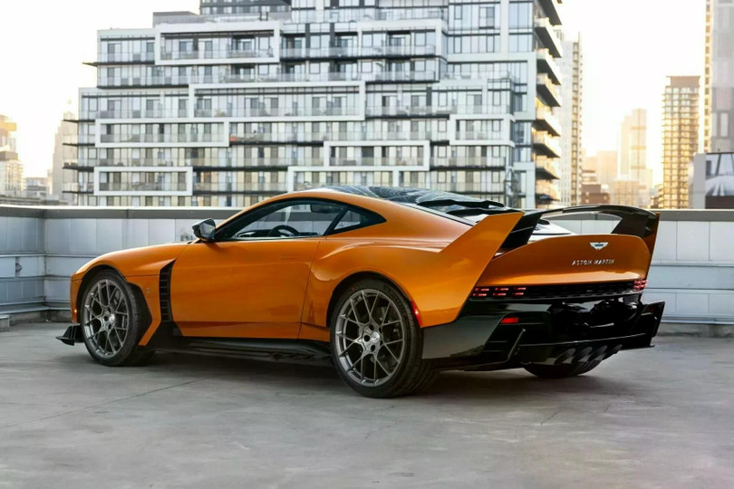Dựa trên nền tảng của Vantage 2018, mẫu siêu xe này được phát triển bởi bộ phận cá nhân hóa Q by Aston Martin, kết hợp cùng tay đua F1 lừng danh Fernando Alonso.