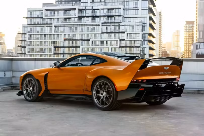 Dựa trên nền tảng của Vantage 2018, mẫu siêu xe này được phát triển bởi bộ phận cá nhân hóa Q by Aston Martin, kết hợp cùng tay đua F1 lừng danh Fernando Alonso.