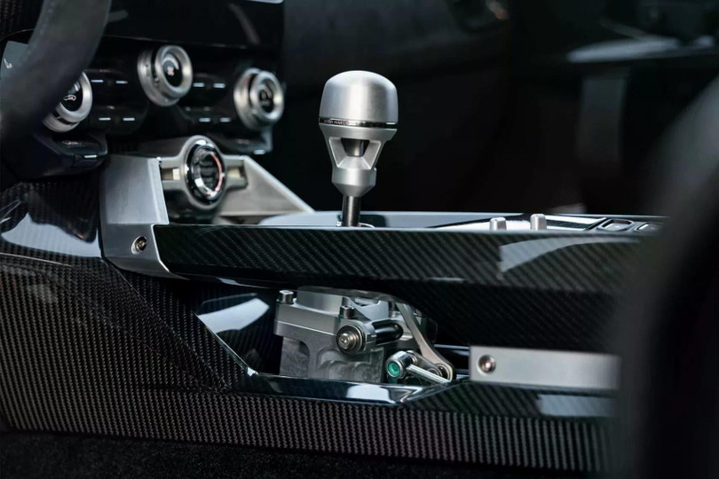 Chiếc xe hội tụ những trang bị làm bất cứ tín đồ tốc độ nào cũng mê mẩn như hộp số sàn 6 cấp, hệ dẫn động cầu sau và các chế độ lái Sport, Sport+ và Track.