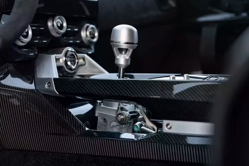 Chiếc xe hội tụ những trang bị làm bất cứ tín đồ tốc độ nào cũng mê mẩn như hộp số sàn 6 cấp, hệ dẫn động cầu sau và các chế độ lái Sport, Sport+ và Track.