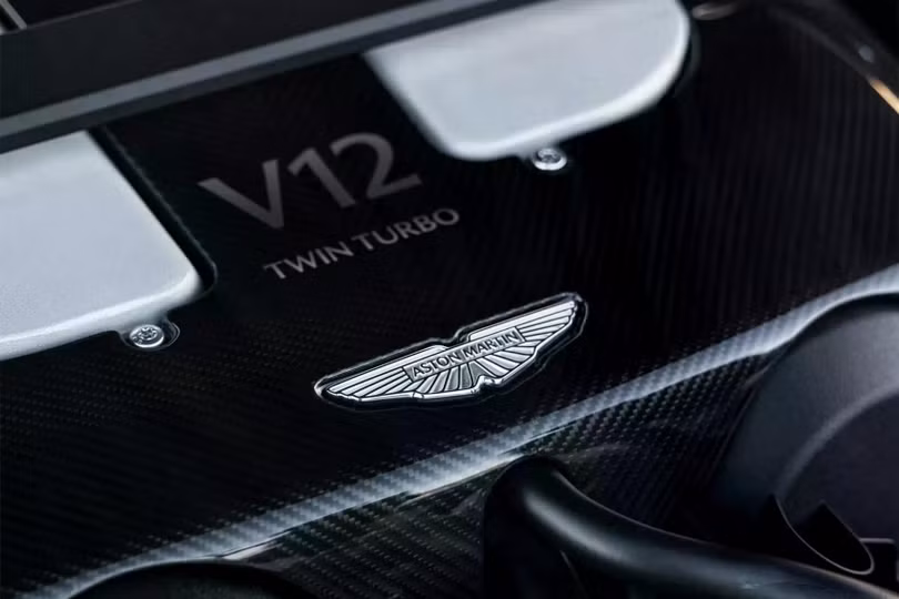 Trái tim của Aston Martin Valiant vẫn là khối động cơ V12 twin-turbo dung tích 5.2L, sản sinh công suất tối đa 745 mã lực và mô-men xoắn cực đại 753 Nm.