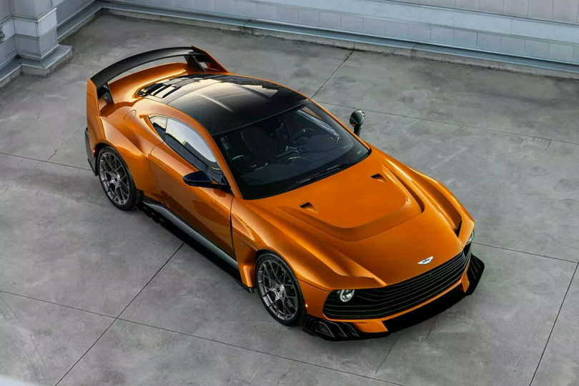 Chiếc xe mang cấu hình giống hệt phiên bản ra mắt của Aston Martin Valiant, với lớp sơn ngoại thất màu vàng Auric Gold. Tùy chọn này gợi nhớ đến bộ phim Goldfinger, lấy cảm hứng từ tên của nhân vật phản diện nổi tiếng – Auric Goldfinger.