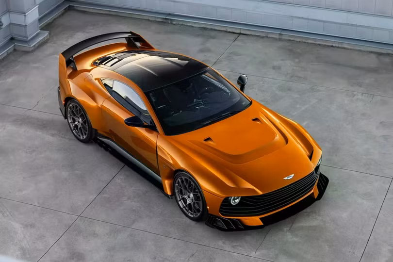 Chiếc xe mang cấu hình giống hệt phiên bản ra mắt của Aston Martin Valiant, với lớp sơn ngoại thất màu vàng Auric Gold. Tùy chọn này gợi nhớ đến bộ phim Goldfinger, lấy cảm hứng từ tên của nhân vật phản diện nổi tiếng – Auric Goldfinger.