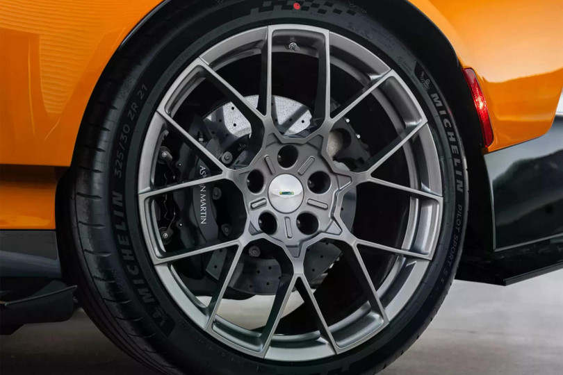 Đi kèm là bộ mâm Magnesium kích thước 21 inch, vốn nhẹ hơn cấu hình tiêu chuẩn khoảng 14 kg, đĩa phanh carbon-ceramic 410 mm ở cầu trước và 360 mm ở cầu sau.