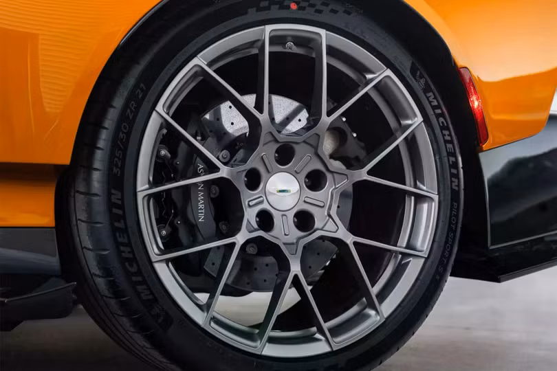 Đi kèm là bộ mâm Magnesium kích thước 21 inch, vốn nhẹ hơn cấu hình tiêu chuẩn khoảng 14 kg, đĩa phanh carbon-ceramic 410 mm ở cầu trước và 360 mm ở cầu sau.