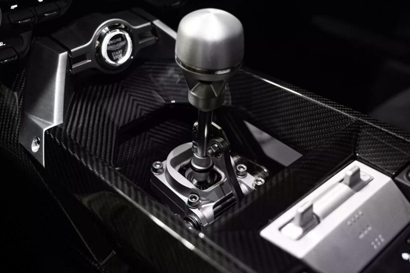 Điểm đặc biệt nằm ở cơ cấu cần số dạng lộ thiên với tay nắm bằng hợp kim thay vì ốp gỗ truyền thống, mang đến chất cơ khí cổ điển đầy cuốn hút cho mẫu xe này.