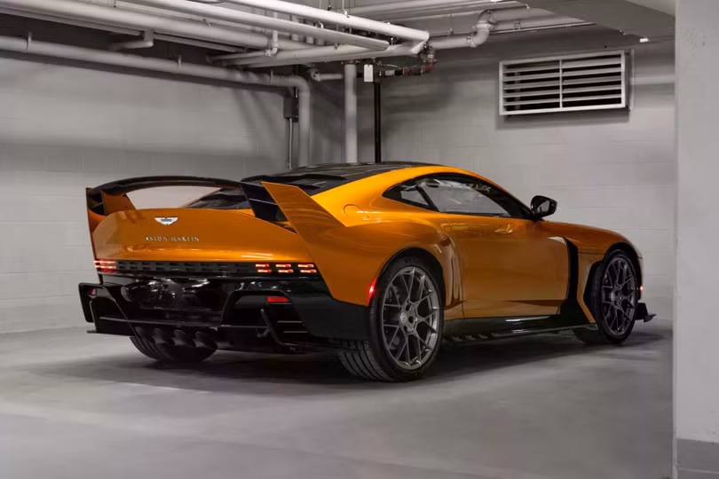 Ngoại thất được nâng cấp với nhiều chi tiết khí động học bằng sợi carbon, nổi bật là cánh gió cố định cỡ lớn và cánh đuôi vịt, giúp tạo ra lực ép tối đa lên đến 383 kg.