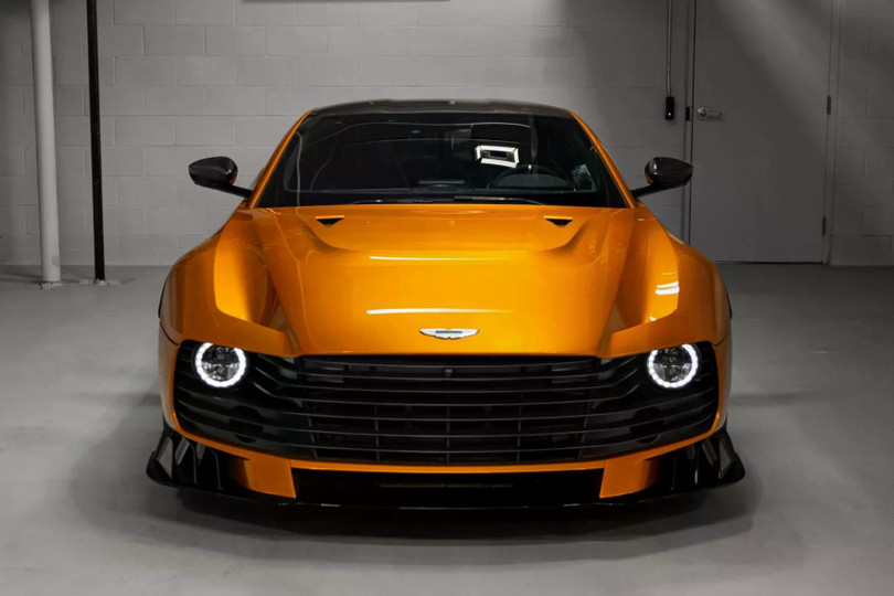 Aston Martin Valiant được tối ưu nhờ ứng dụng hàng loạt vật liệu nhẹ, bao gồm: ống truyền mô-men xoắn bằng hợp kim Magnesium nhẹ hơn 8,6 kg, khung phụ phía sau được in 3D giảm 3 kg, và bộ pin điện chuẩn xe đua nhẹ hơn tới 11,5 kg...