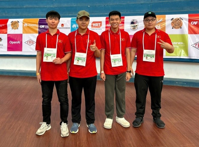 Cuatro miembros del equipo vietnamita en el IOI 2025. Foto: Dr. Do Phan Thuan Bốn thành viên đội tuyển Việt Nam tại IOI 2025. Ảnh: TS Đỗ Phan Thuận