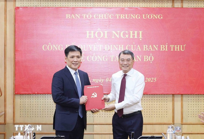 Ông Lê Minh Hưng, Ủy viên Bộ Chính trị, Bí thư Trung ương Đảng, Trưởng Ban Tổ chức Trung ương, trao Quyết định của Ban Bí thư cho ông Nguyễn Thanh Bình. (Ảnh: Phương Hoa/TTXVN) nguyen-thanh-binh-2.jpg