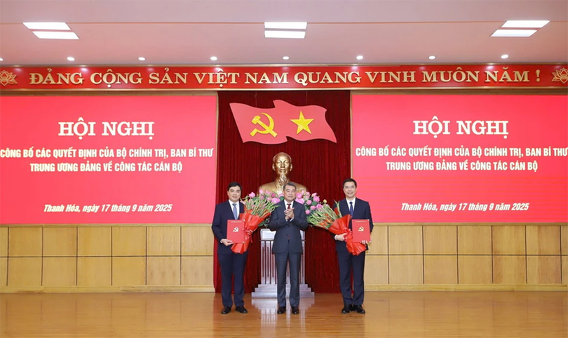 Trưởng ban Tổ chức Trung ương Lê Minh Hưng trao quyết định của Bộ Chính trị, Ban Bí thư cho đồng chí Nguyễn Hoài Anh và đồng chí Nguyễn Hồng Phong. Ảnh: baothanhhoa.vn 147d3094711t11000l1-147d3094453t1103-4593.png