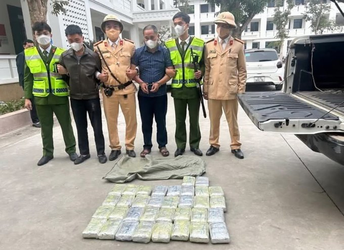 Nghi phạm Mùa Bá Vừ (thứ 3 từ phải sang) bị cảnh sát khống chế. Ảnh: Hùng Lê Nghi phạm Mùa Bá Vừ (thứ 3 từ phải sang) bị cảnh sát khống chế. Ảnh: Hùng Lê