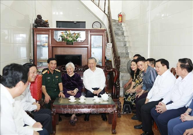 Tổng Bí thư Tô Lâm thăm Mẹ Việt Nam Anh hùng Nguyễn Thị Oanh. Ảnh: Thống Nhất/TTXVN Tổng Bí thư Tô Lâm thăm Mẹ Việt Nam Anh hùng Nguyễn Thị Oanh. Ảnh: Thống Nhất/TTXVN