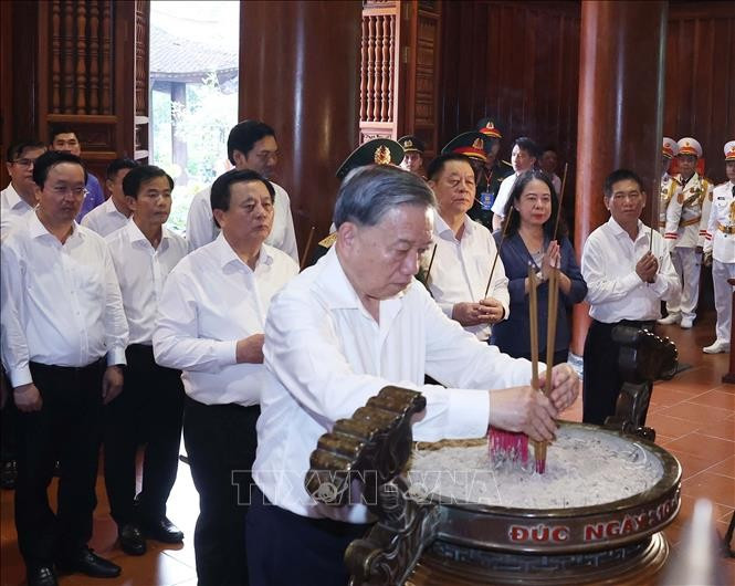 Tổng Bí thư Tô Lâm dâng hương tưởng nhớ Chủ tịch Hồ Chí Minh. Ảnh: Thống Nhất/TTXVN Tổng Bí thư Tô Lâm dâng hương tưởng nhớ Chủ tịch Hồ Chí Minh. Ảnh: Thống Nhất/TTXVN