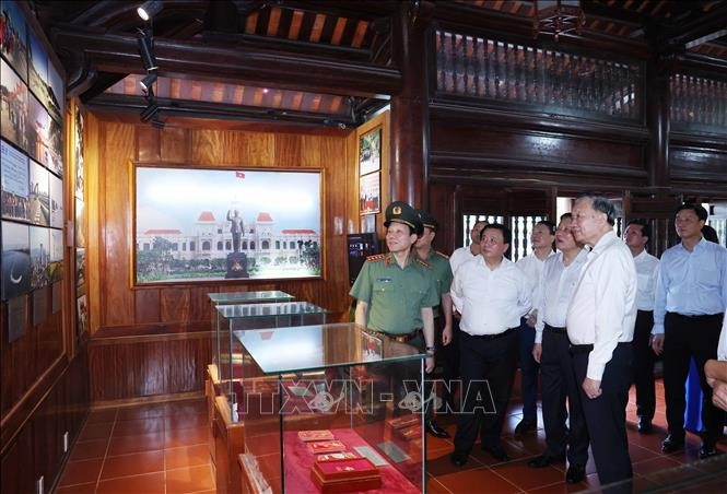 Tổng Bí thư Tô Lâm thăm Nhà trưng bày các hình ảnh, hiện vật về Chủ tịch Hồ Chí Minh tại Khu Di tích Quốc gia đặc biệt Kim Liên. Ảnh: Thống Nhất/TTXVN Tổng Bí thư Tô Lâm thăm Nhà trưng bày các hình ảnh, hiện vật về Chủ tịch Hồ Chí Minh tại Khu Di tích Quốc gia đặc biệt Kim Liên. Ảnh: Thống Nhất/TTXVN