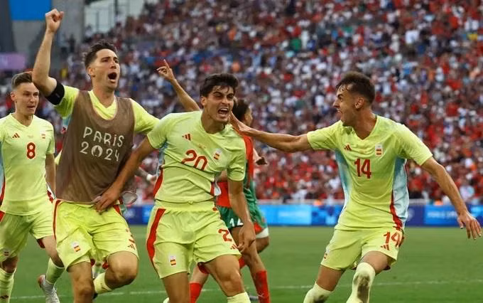 Niềm vui của các cầu thủ Tây Ban Nha khi giành quyền vào chơi trận chung kết với chủ nhà Pháp.
