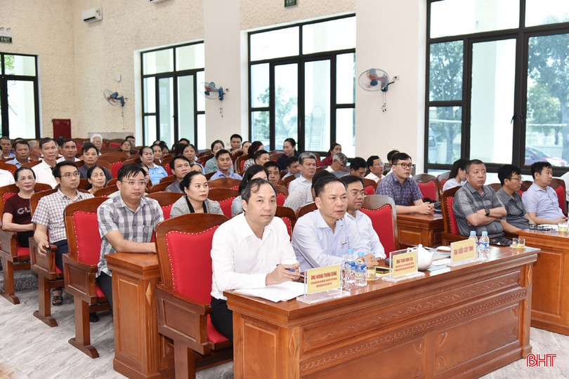 Đoàn đại biểu Quốc hội tỉnh tiếp xúc cử tri tại thị xã Hồng Lĩnh. dt-dsc0563.jpg