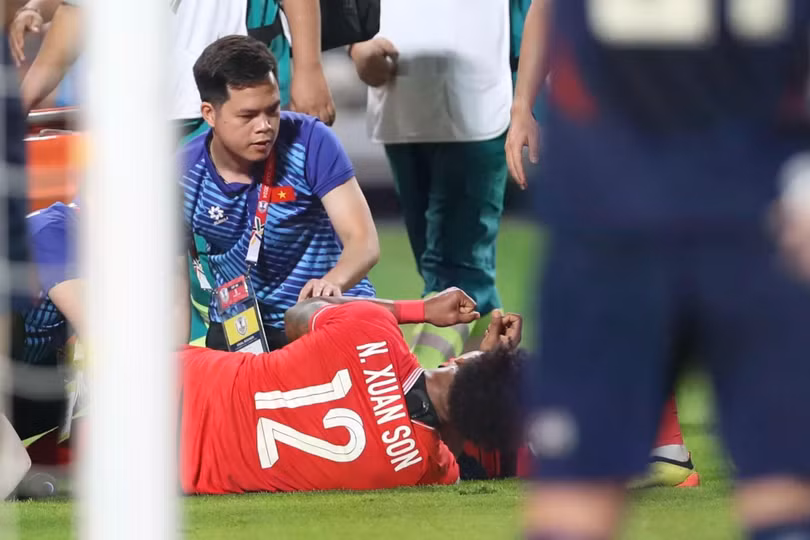 Xuân Son khả năng cao đã bị gãy ống đồng. Ảnh: Bảo Ngọc.