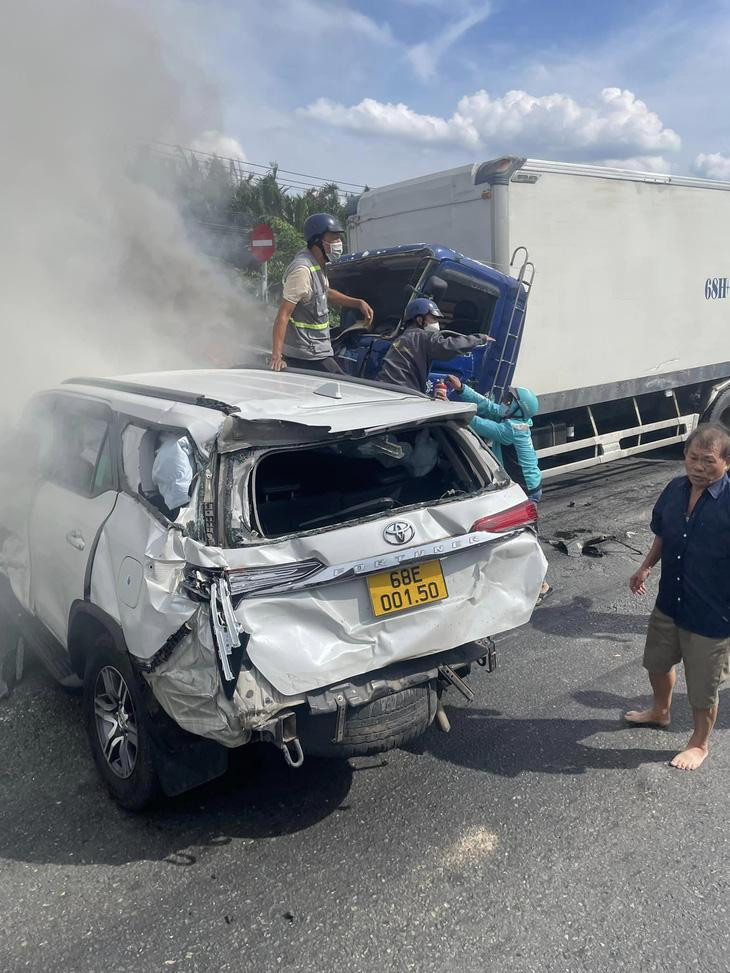 Cứu người đang mắc kẹt bên trong ô tô nát bét - Ảnh: LÊ LỘC