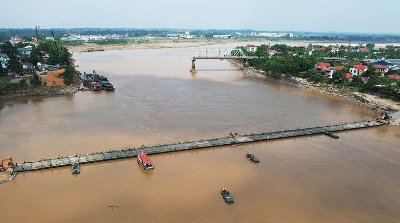 Thời gian lưu thông qua cầu phao Phong Châu từ 6h đến 22h hàng ngày (Ảnh: Hương Giang). Thời gian lưu thông qua cầu phao Phong Châu từ 6h đến 22h hàng ngày (Ảnh: Hương Giang).