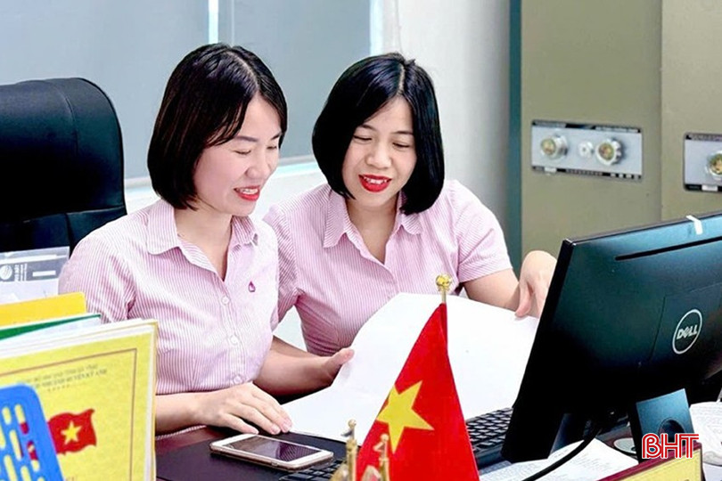 Chị Trần Thị Vân (bên trái) cùng tập thể đã xây dựng Ngân hàng CSXH huyện Kỳ Anh thành đơn vị có quy mô và chất lượng tín dụng tốp đầu cả nước. bqbht_br_z6462860997745-37bcacf9668612ac4f54ef22f2770e4d.jpg