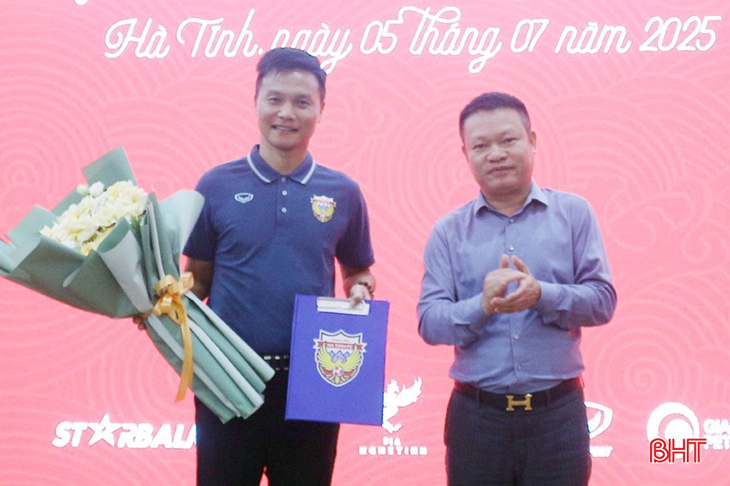 Lãnh đạo Công ty Cổ phần Bóng đá Hồng Lĩnh Hà Tĩnh trao quyết định bổ nhiệm HLV trưởng cho ông Nguyễn Công Mạnh. bqbht_br_1.jpg