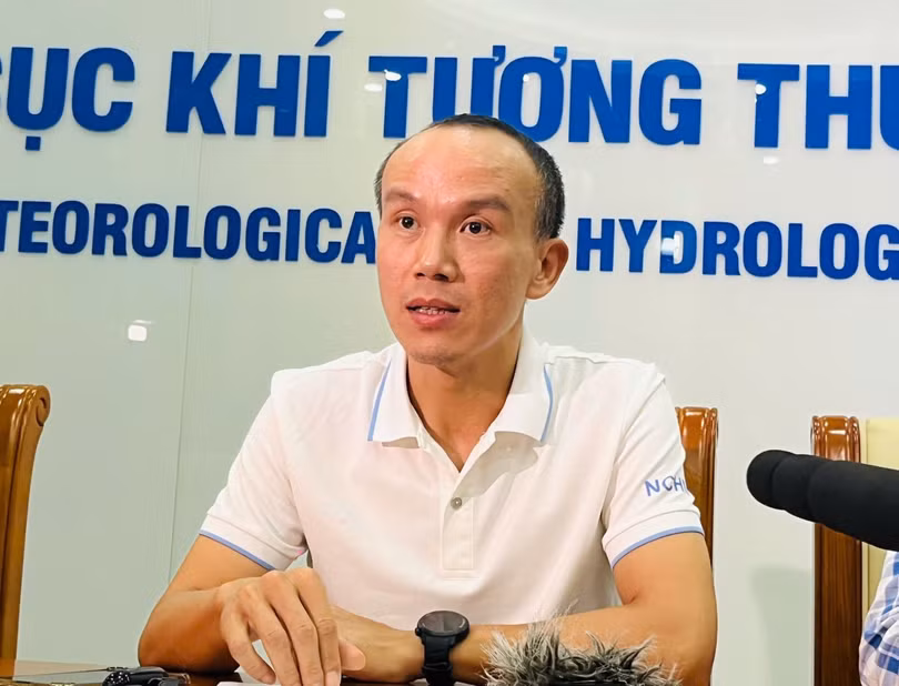 Ông Hoàng Phúc Lâm, Phó Giám đốc Trung tâm Dự báo khí tượng thuỷ văn Quốc gia trao đổi với báo chí.