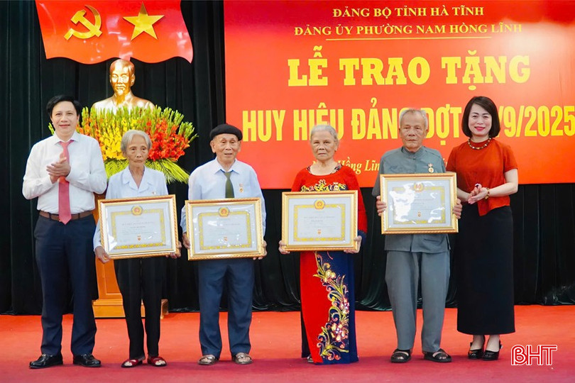 Dịp này, Đảng bộ phường Nam Hồng Lĩnh có 50 đảng viên được vinh dự đón nhận huy hiệu của Đảng. bqbht_br_d5.jpg