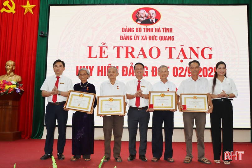 Lãnh đạo xã Đức Quang trao huy hiệu Đảng cho các đảng viên. bqbht_br_img-7728.jpg