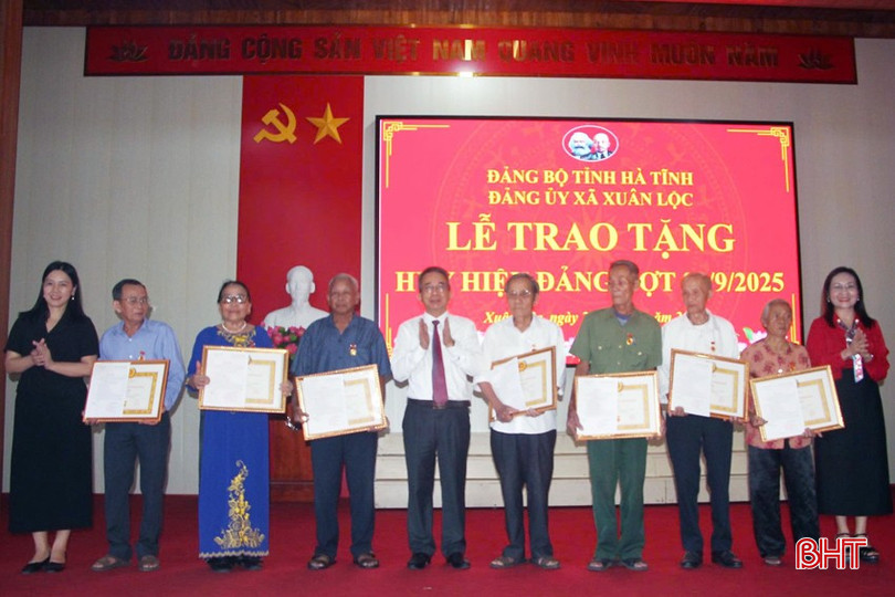 Trao tặng huy hiệu Đảng cho các đảng viên. bqbht_br_1000023516.jpg