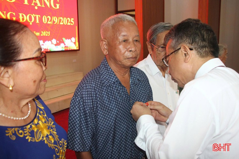 Chủ nhiệm Ủy ban Kiểm tra Tỉnh ủy Hà Văn Trọng trao huy hiệu Đảng cho các đảng viên. bqbht_br_1000023515.jpg