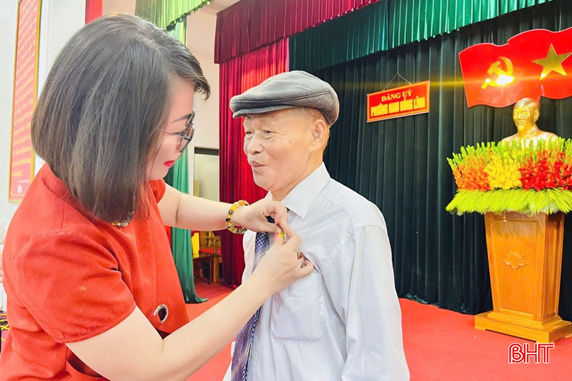 Phó Trưởng ban Tổ chức Tỉnh ủy Phan Thị Tố Hoa trao huy hiệu Đảng cho đảng viên. bqbht_br_d2.jpg