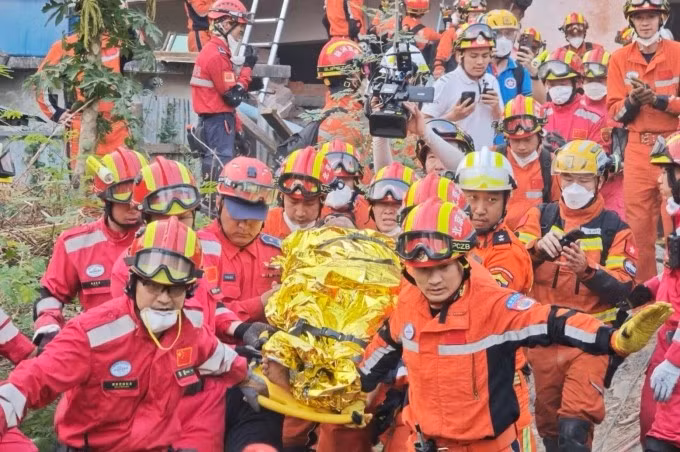 Đội tìm kiếm cứu nạn Trung Quốc đưa người mắc kẹt khỏi căn nhà bị sập ở Mandalay, Myanmar ngày 2/4. Ảnh: AFP