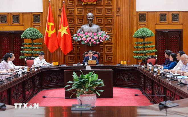 Thủ tướng Phạm Minh Chính chủ trì cuộc họp với các bộ, ngành để thảo luận các giải pháp điều hành kinh tế vĩ mô và ứng phó với thách thức trong khu vực và trên thế giới. (Ảnh: Dương Giang/TTXVN) Thủ tướng Phạm Minh Chính chủ trì cuộc họp với các bộ, ngành để thảo luận các giải pháp điều hành kinh tế vĩ mô và ứng phó với thách thức trong khu vực và trên thế giới. (Ảnh: Dương Giang/TTXVN)