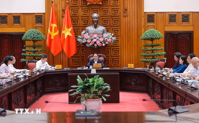 Thủ tướng Phạm Minh Chính chủ trì cuộc họp với các bộ, ngành để thảo luận các giải pháp điều hành kinh tế vĩ mô và ứng phó với thách thức trong khu vực và trên thế giới. (Ảnh: Dương Giang/TTXVN)