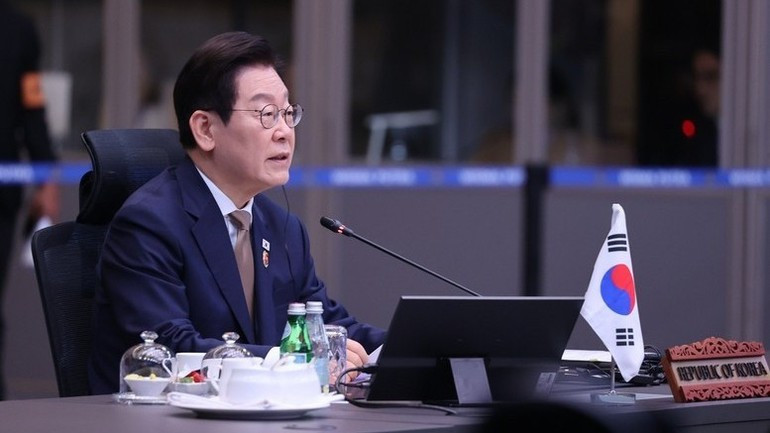 Tổng thống Hàn Quốc Lee Jae-myung phát biểu tại Hội nghị Cấp cao ASEAN+3 lần thứ 28. (Ảnh: VGP/Nhật Bắc) Tổng thống Hàn Quốc Lee Jae-myung phát biểu tại Hội nghị Cấp cao ASEAN+3 lần thứ 28. (Ảnh: VGP/Nhật Bắc)