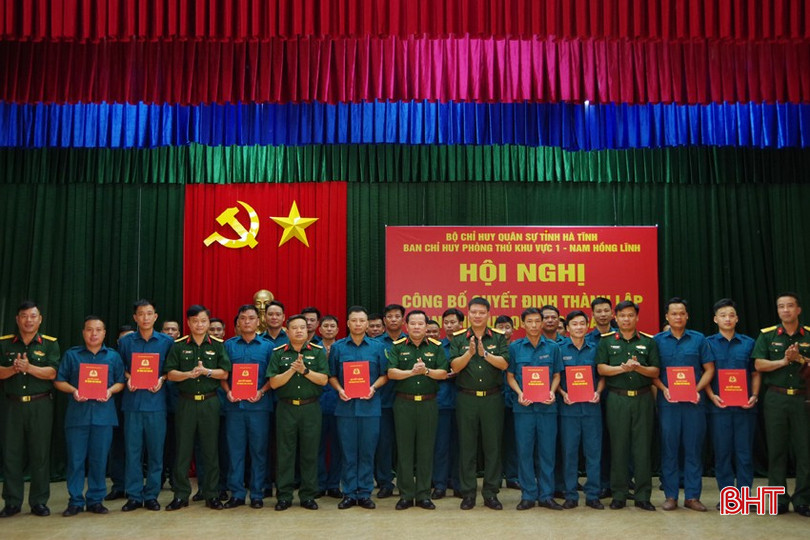 Đại tá Nguyễn Xuân Thắng - Chỉ huy trưởng Bộ CHQS tỉnh trao quyết định thành lập các ban CHQS cấp xã thuộc Ban Chỉ huy PTKV 1 Nam Hồng Lĩnh. bqbht_br_2.jpg