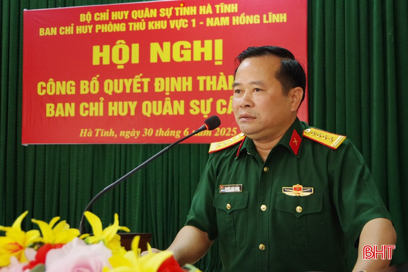 Đại tá Nguyễn Xuân Thắng - Chỉ huy trưởng Bộ CHQS tỉnh giao nhiệm vụ cho các đơn vị. bqbht_br_3.jpg