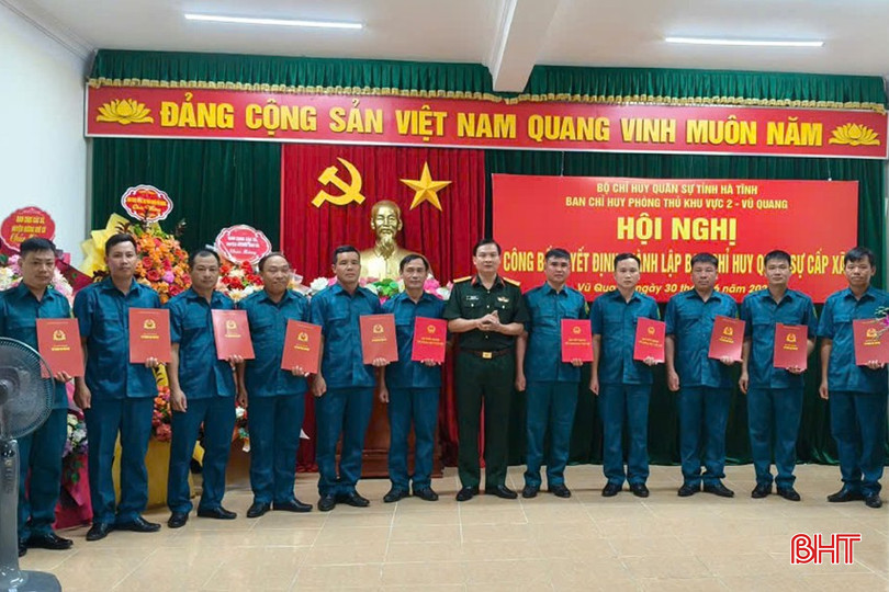 Đại tá Nguyễn Tú Tài - Phó Chỉ huy trưởng Bộ CHQS tỉnh trao quyết định thành lập ban CHQS cấp xã mới thuộc Ban Chỉ huy PTKV 2 Vũ Quang. bqbht_br_5.jpg