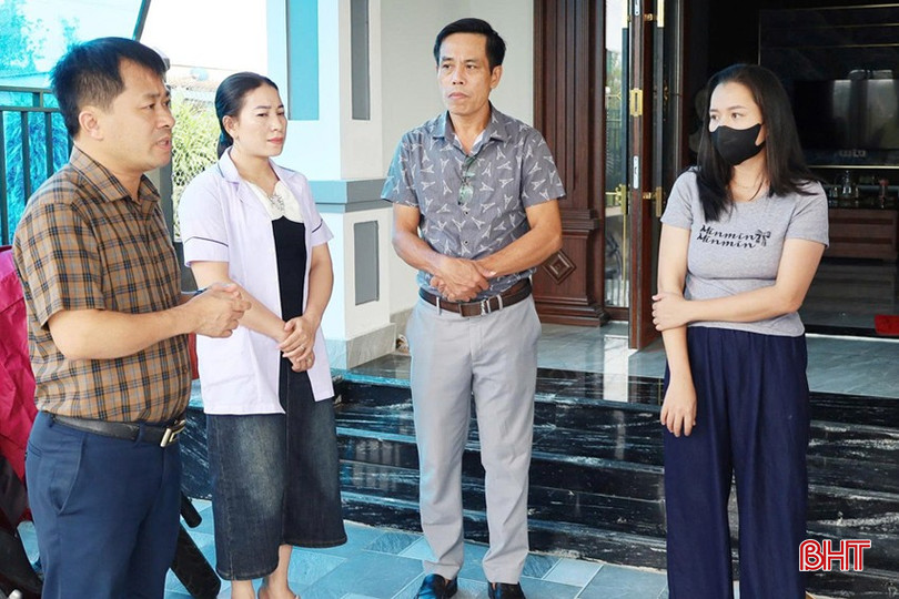 Đoàn đến giám sát phòng chống dịch tại nhà bệnh nhân H. bqbht_br_bac-sy-nguyen-chi-thanh-giam-doc-cdc-ha-tinh-cung-doan-kiem-tra-suc-khoe-giam-sat-phong-chong-dich-tai-nha-benh-nhan-h.jpg