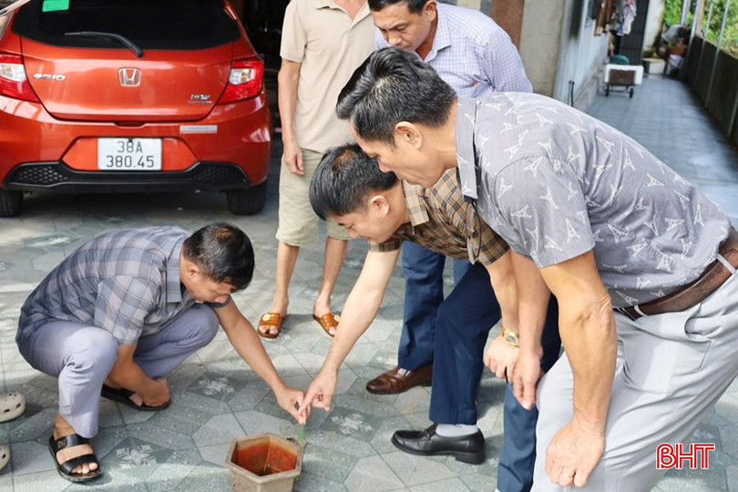 Lãnh đạo CDC Hà Tĩnh giám sát vệ sinh môi trường, diệt lăng quăng bọ gậy tại thôn Phương Giai, xã Kỳ Xuân. bqbht_br_giam-sat-ve-sinh-moi-truong-diet-lang-quang-bo-gay-tai-thon-phuong-gia-xa-ky-xuan.jpg
